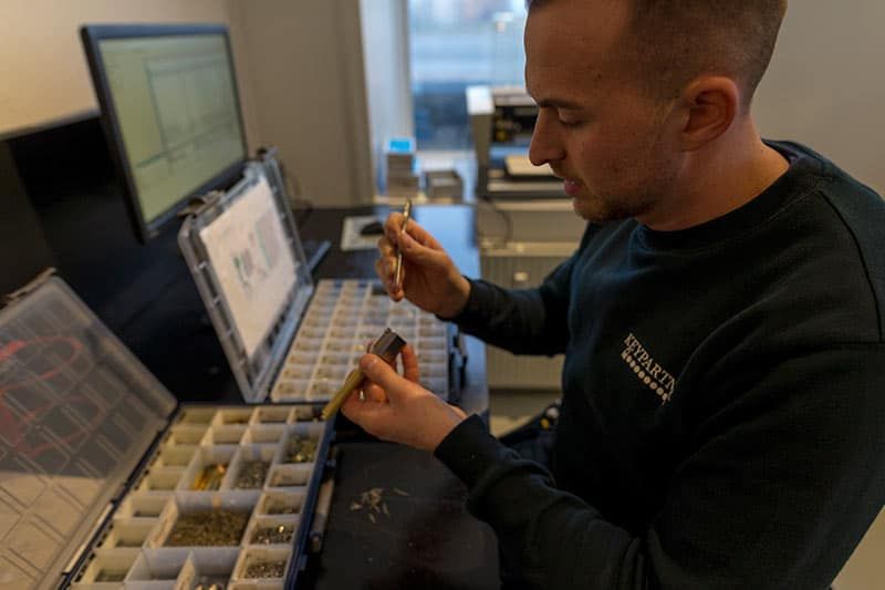 Låsesmed med nøglebundt