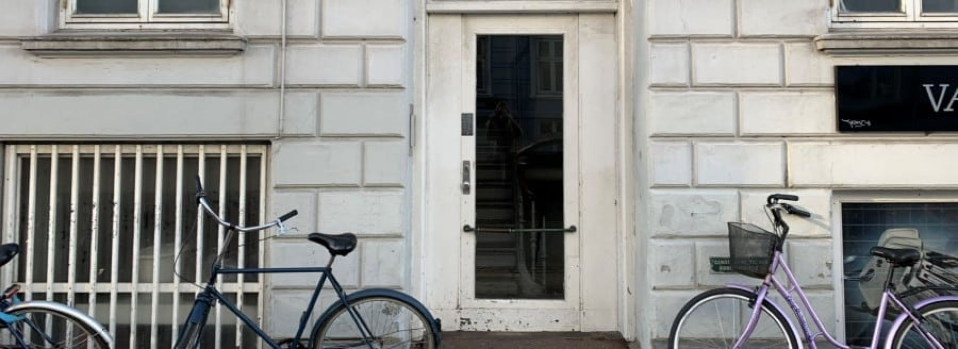 Unsafe entrance doors in Copenhagen